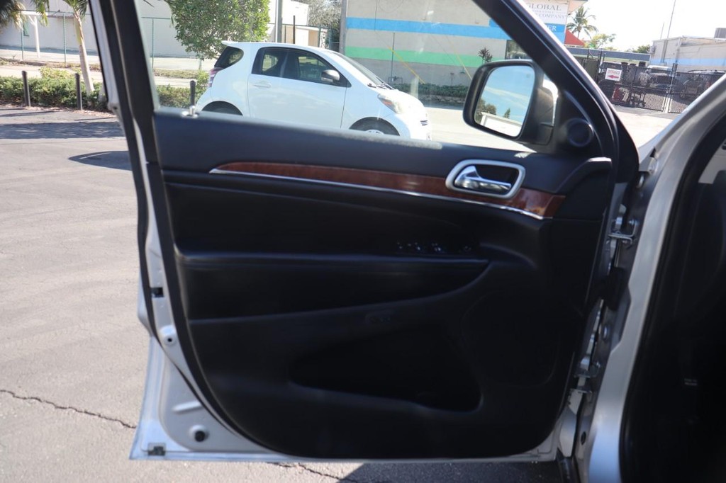 Jeep Grand Cherokee Vehicle Full-screen Gallery Image 12