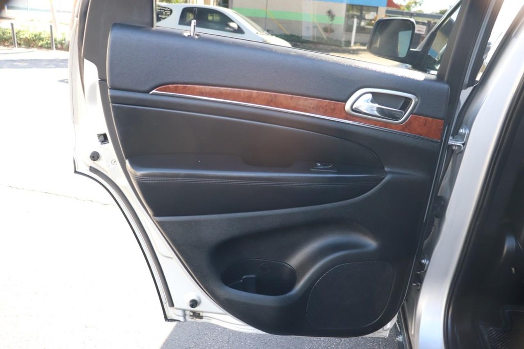 Jeep Grand Cherokee Vehicle Full-screen Gallery Image 15