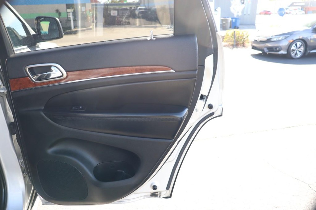 Jeep Grand Cherokee Vehicle Full-screen Gallery Image 19