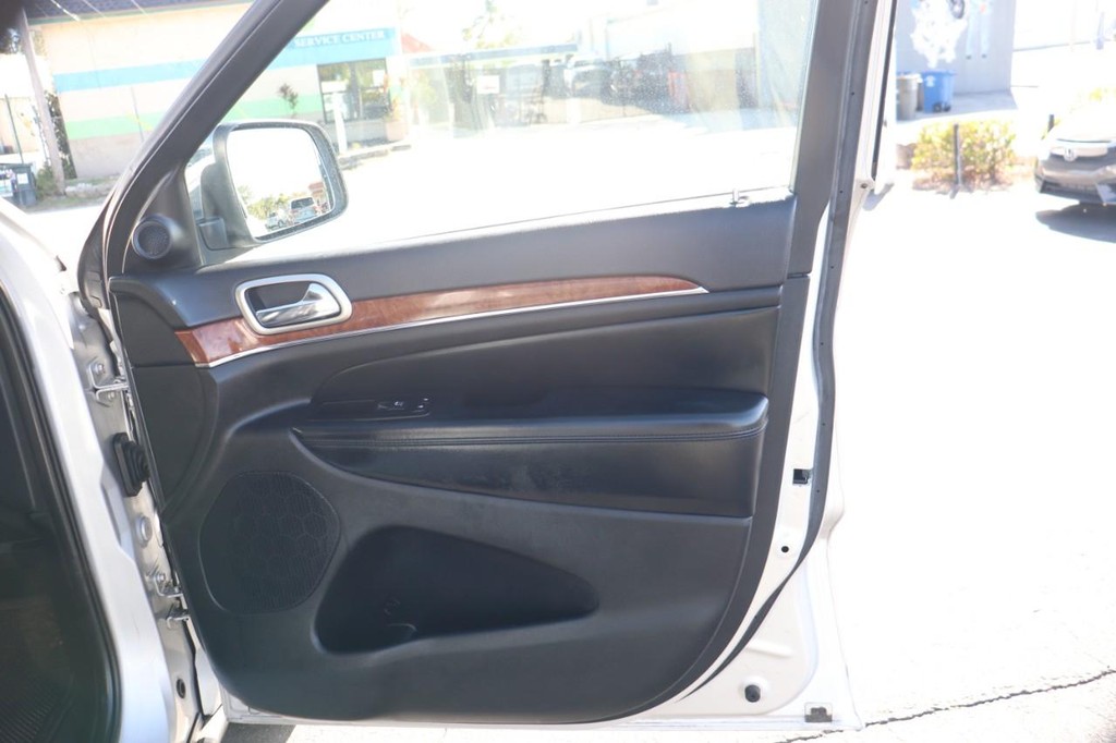Jeep Grand Cherokee Vehicle Full-screen Gallery Image 22