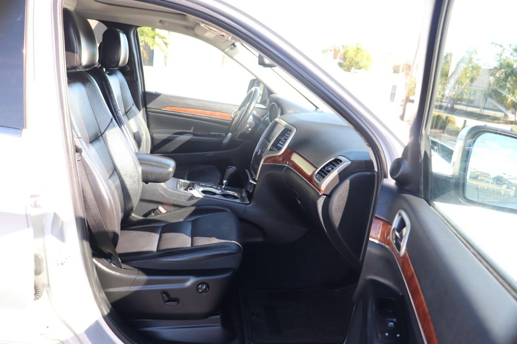 Jeep Grand Cherokee Vehicle Full-screen Gallery Image 23