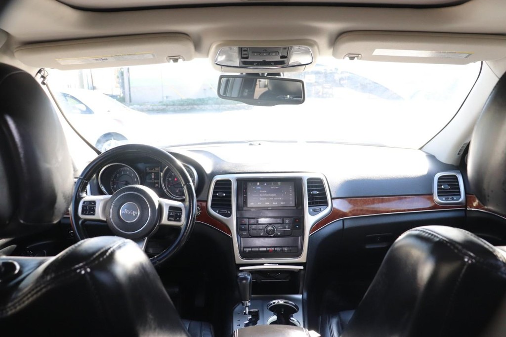 Jeep Grand Cherokee Vehicle Full-screen Gallery Image 26