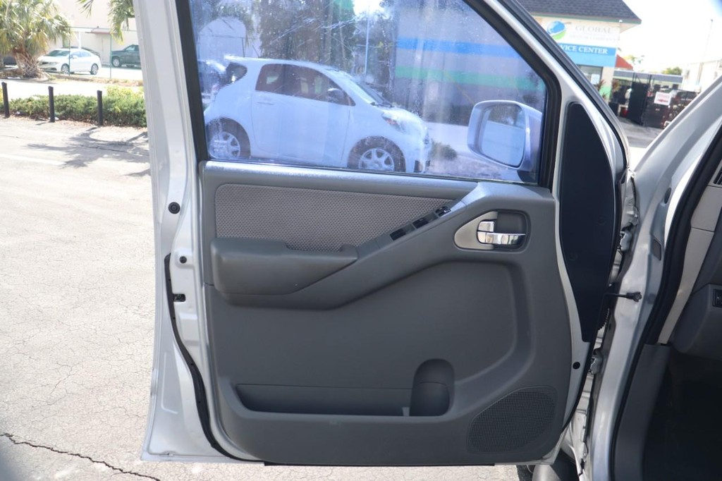 Nissan Frontier 2WD Vehicle Full-screen Gallery Image 11