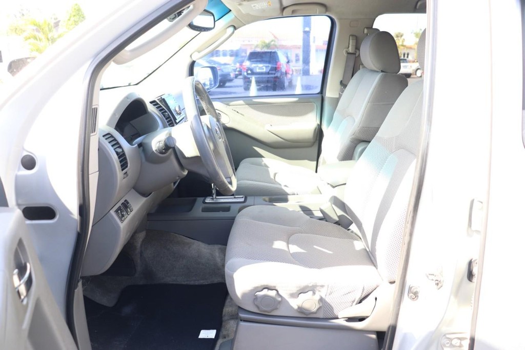 Nissan Frontier 2WD Vehicle Full-screen Gallery Image 12