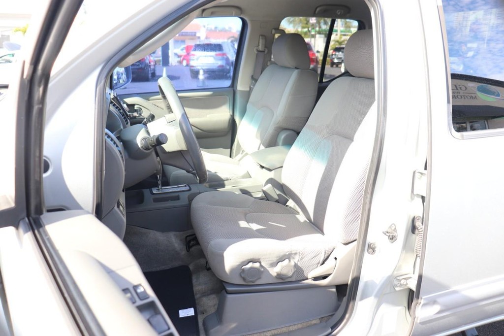 Nissan Frontier 2WD Vehicle Full-screen Gallery Image 13