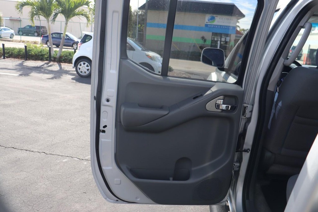 Nissan Frontier 2WD Vehicle Full-screen Gallery Image 14