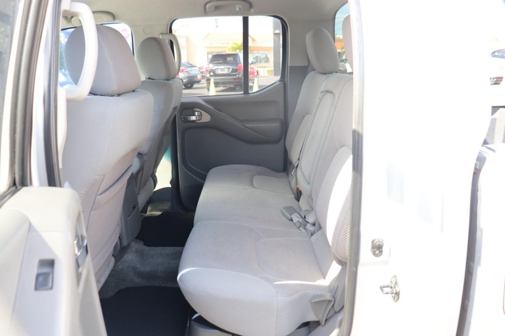 Nissan Frontier 2WD Vehicle Full-screen Gallery Image 15