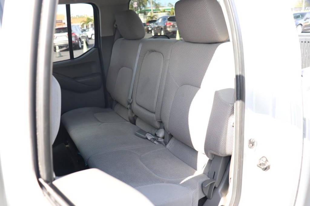 Nissan Frontier 2WD Vehicle Full-screen Gallery Image 16