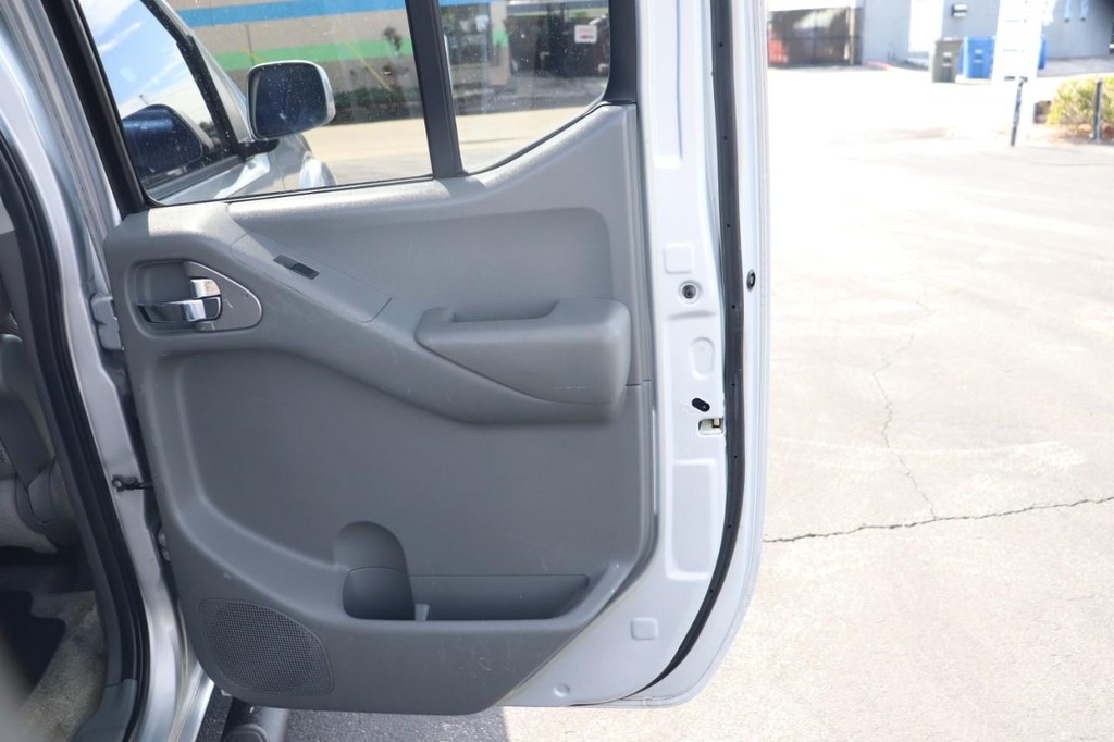 Nissan Frontier 2WD Vehicle Full-screen Gallery Image 18