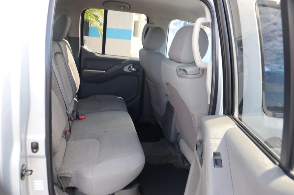 Nissan Frontier 2WD Vehicle Full-screen Gallery Image 19