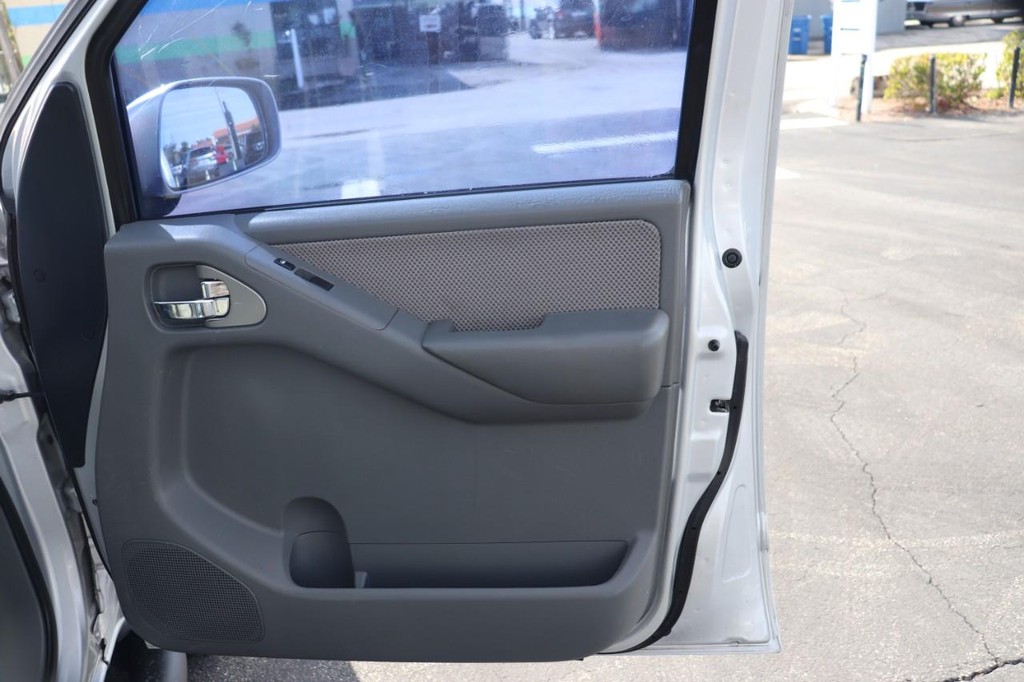 Nissan Frontier 2WD Vehicle Full-screen Gallery Image 21
