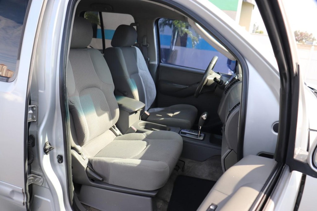 Nissan Frontier 2WD Vehicle Full-screen Gallery Image 23