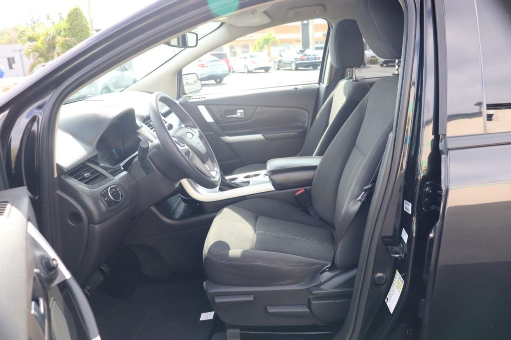 Ford Edge Vehicle Full-screen Gallery Image 12