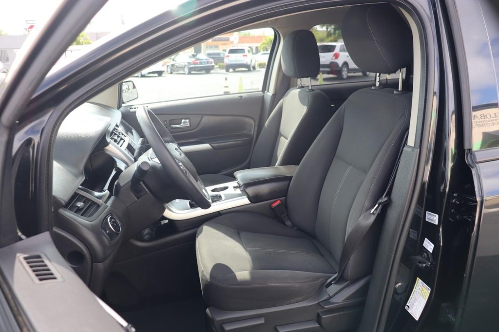Ford Edge Vehicle Full-screen Gallery Image 13