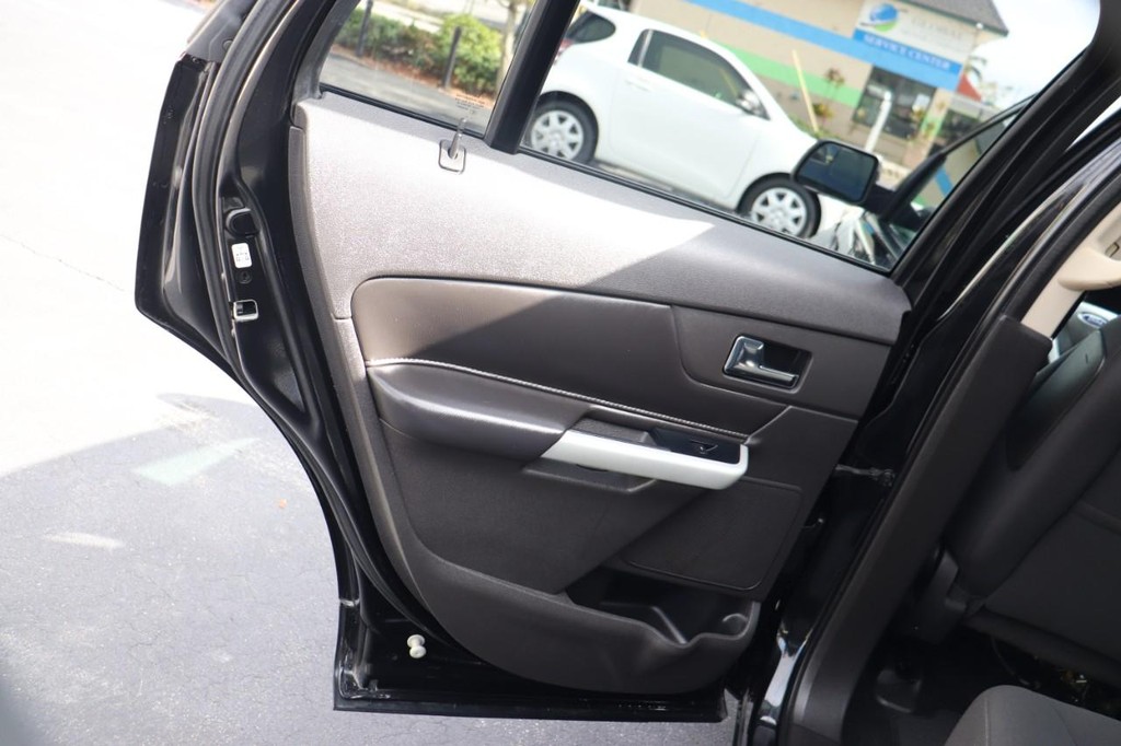 Ford Edge Vehicle Full-screen Gallery Image 14