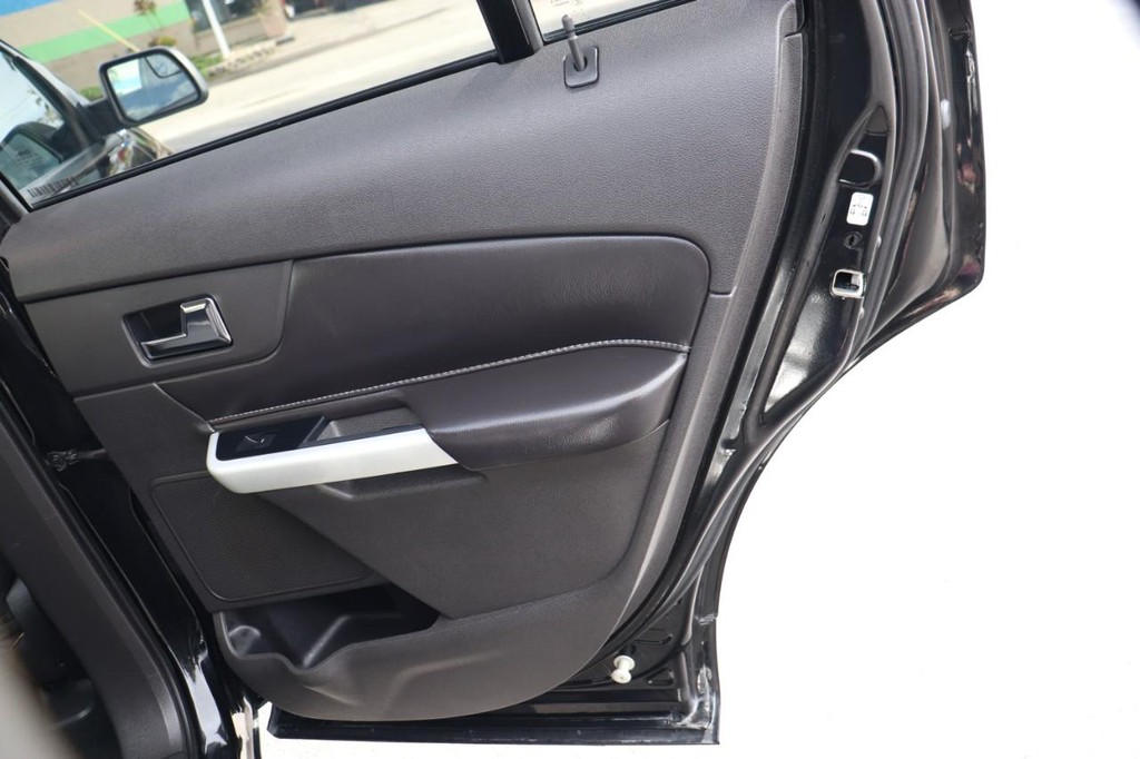 Ford Edge Vehicle Full-screen Gallery Image 18