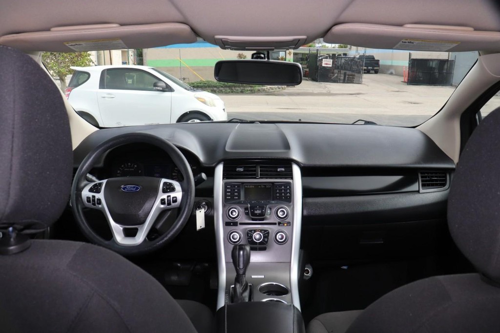 Ford Edge Vehicle Full-screen Gallery Image 25