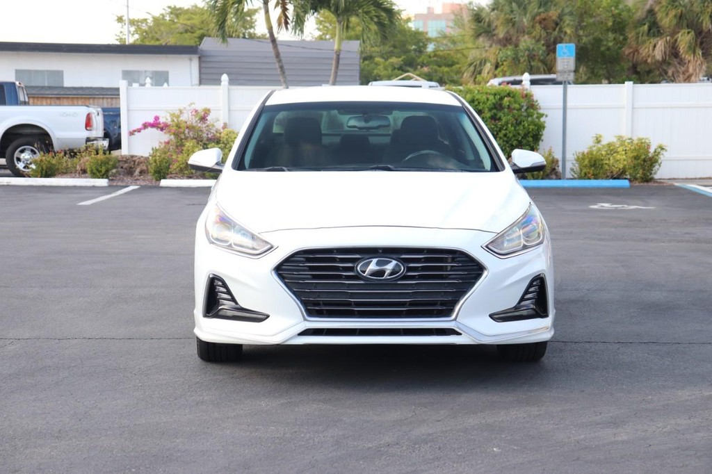 Hyundai Sonata Vehicle Full-screen Gallery Image 02