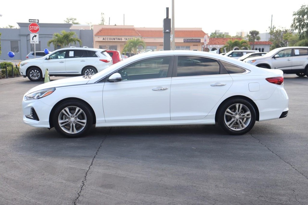 Hyundai Sonata Vehicle Full-screen Gallery Image 04