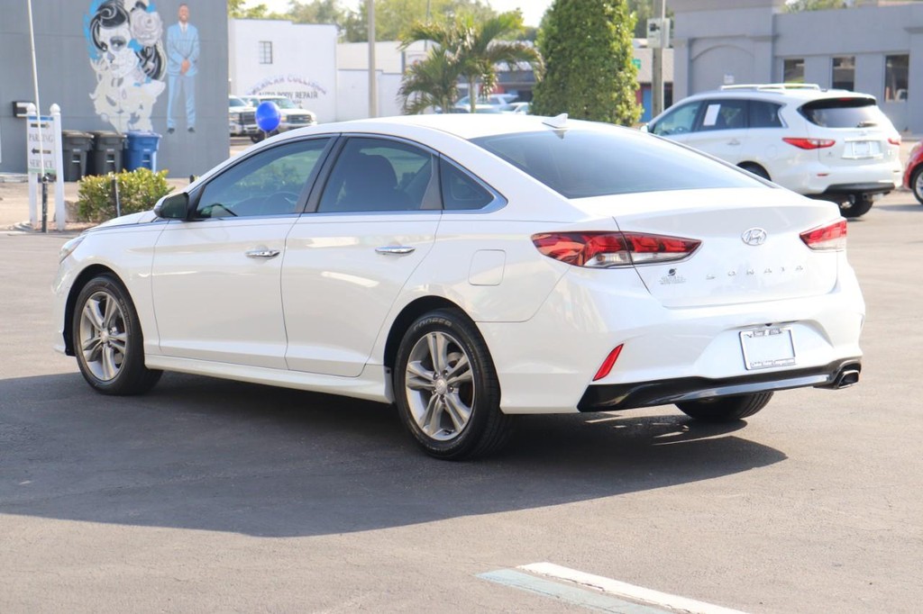 Hyundai Sonata Vehicle Full-screen Gallery Image 06