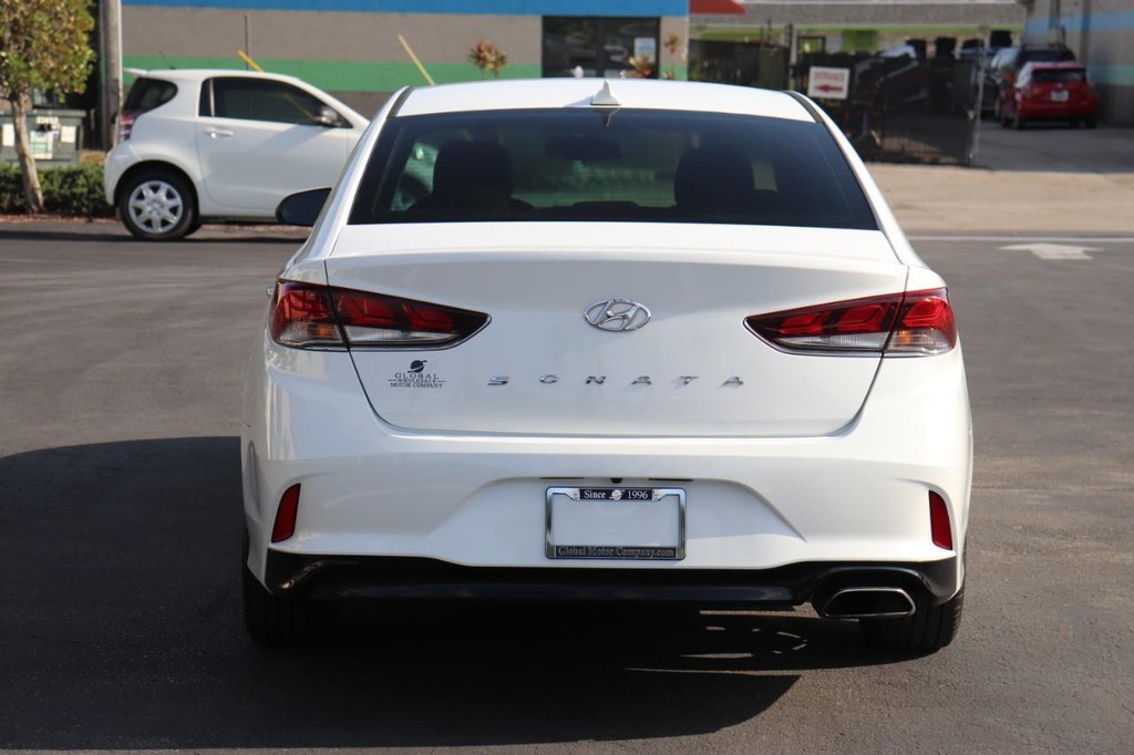 Hyundai Sonata Vehicle Full-screen Gallery Image 07