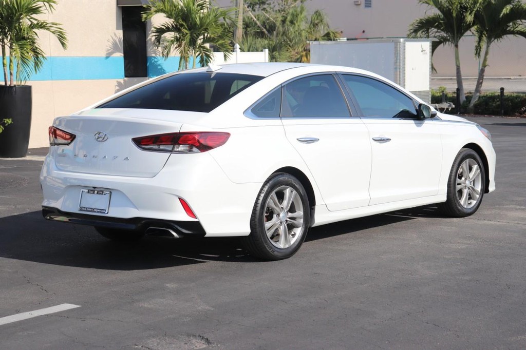 Hyundai Sonata Vehicle Full-screen Gallery Image 08