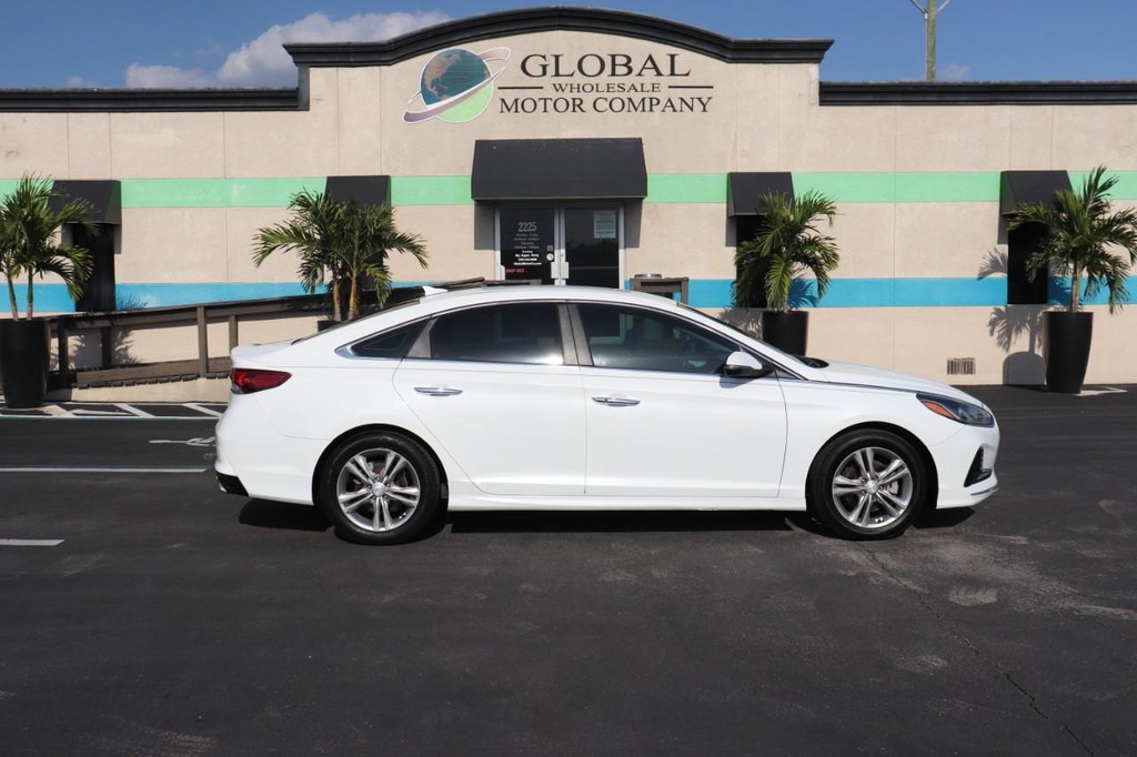 Hyundai Sonata Vehicle Full-screen Gallery Image 09