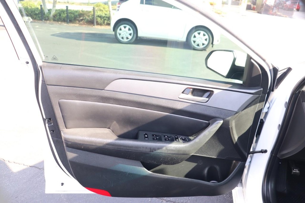Hyundai Sonata Vehicle Full-screen Gallery Image 11