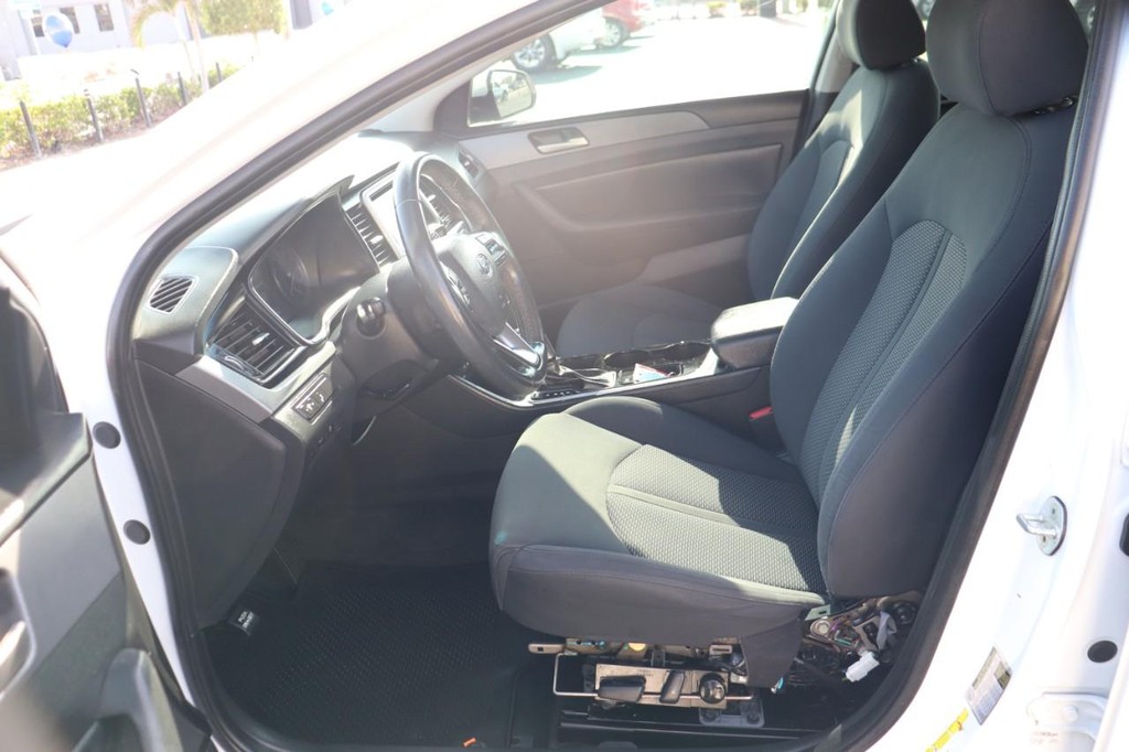 Hyundai Sonata Vehicle Full-screen Gallery Image 12