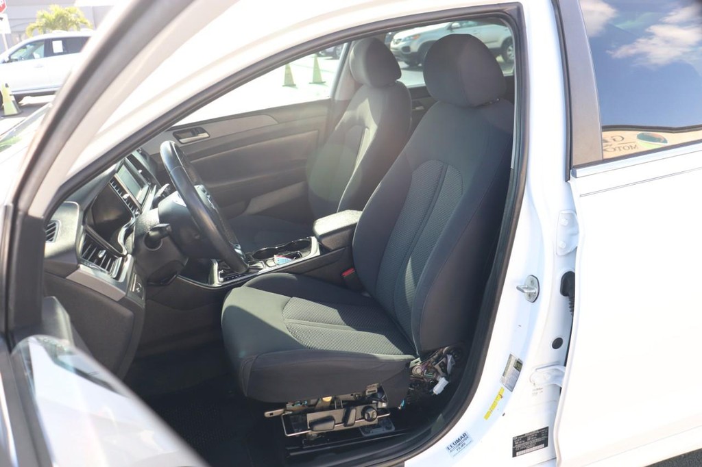 Hyundai Sonata Vehicle Full-screen Gallery Image 13