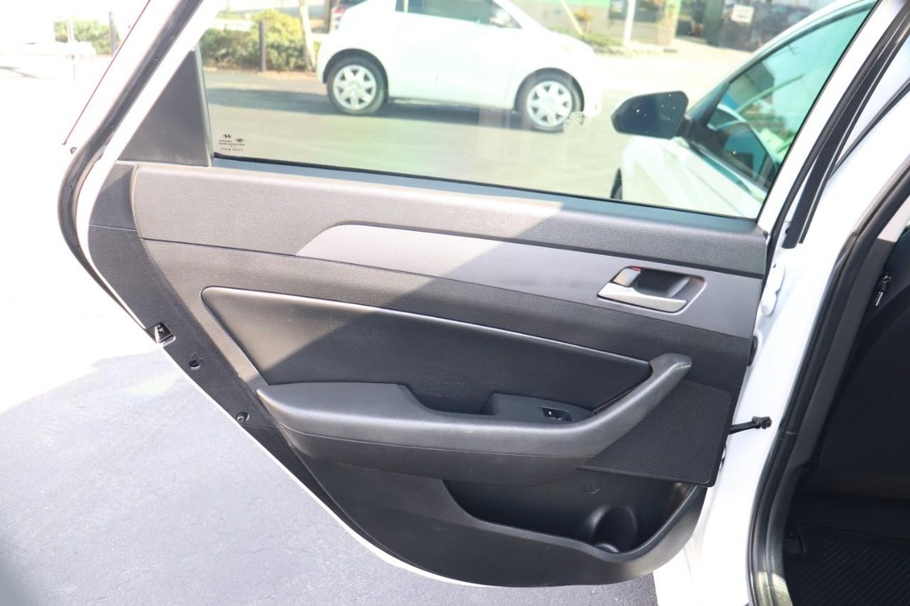 Hyundai Sonata Vehicle Full-screen Gallery Image 14