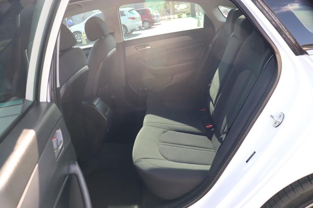 Hyundai Sonata Vehicle Full-screen Gallery Image 15
