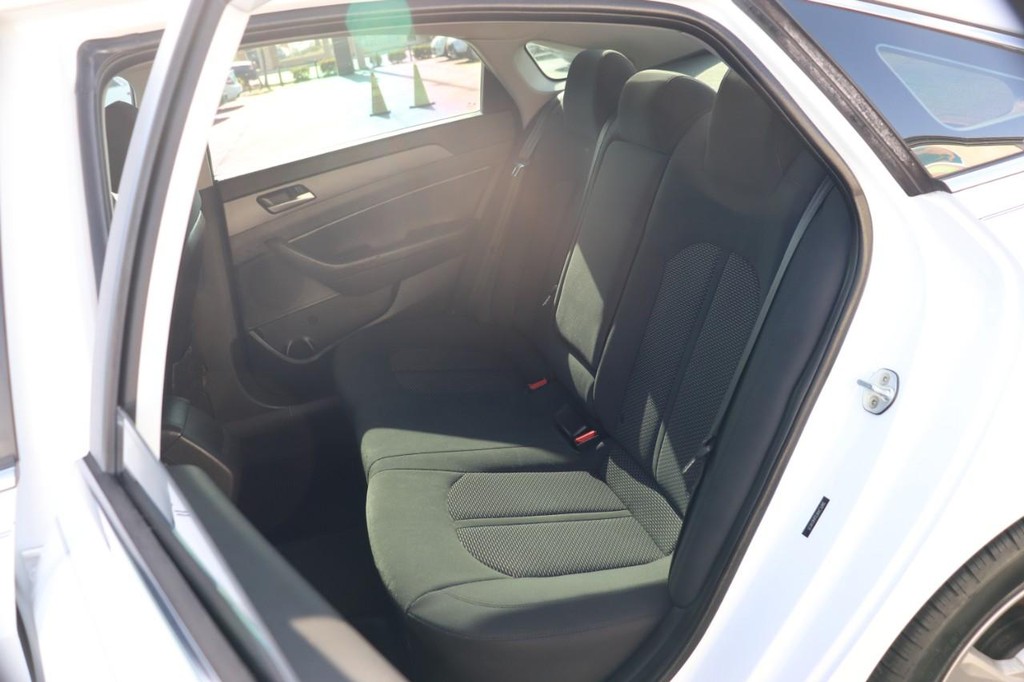 Hyundai Sonata Vehicle Full-screen Gallery Image 16