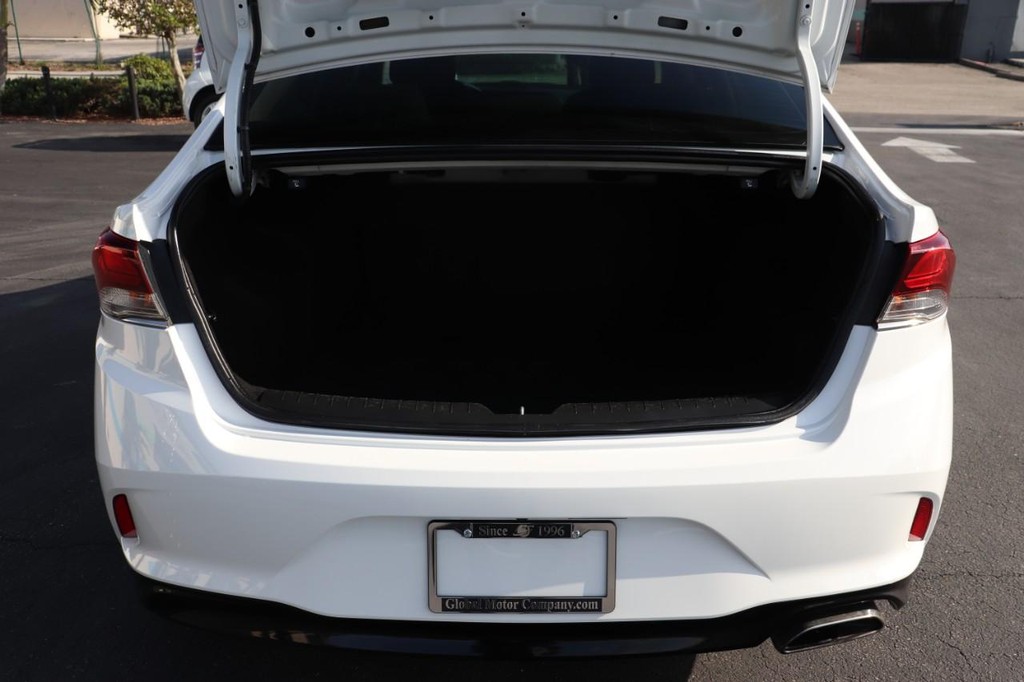 Hyundai Sonata Vehicle Full-screen Gallery Image 17