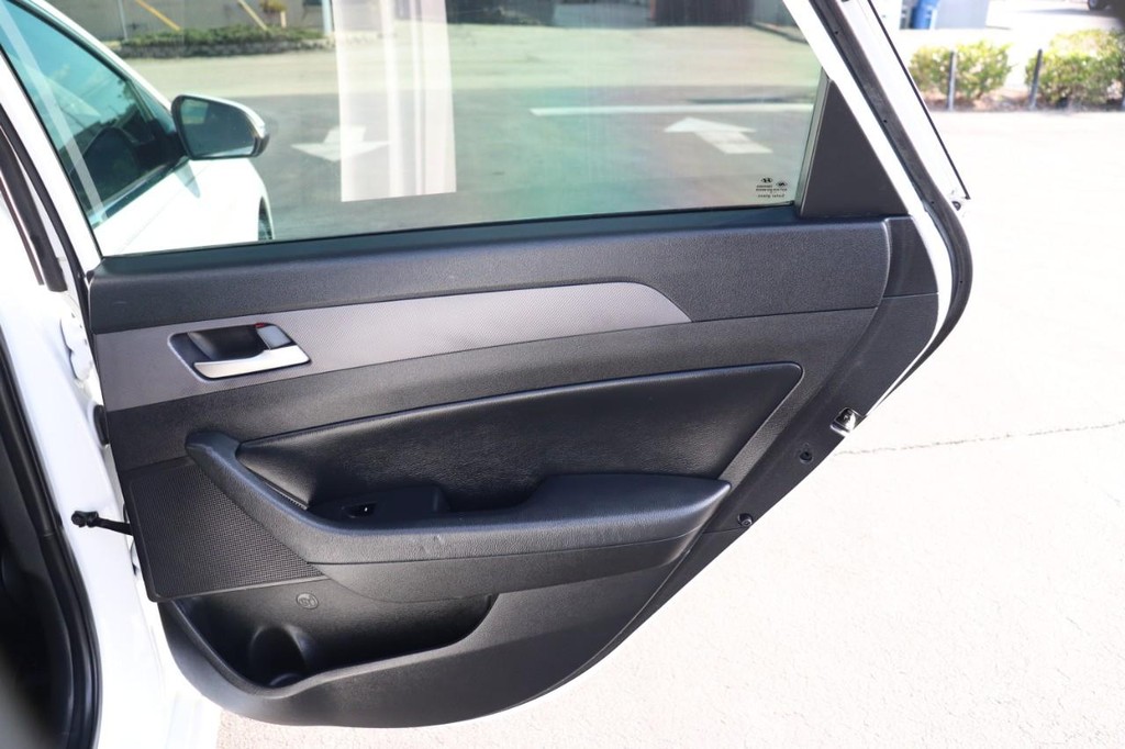 Hyundai Sonata Vehicle Full-screen Gallery Image 18