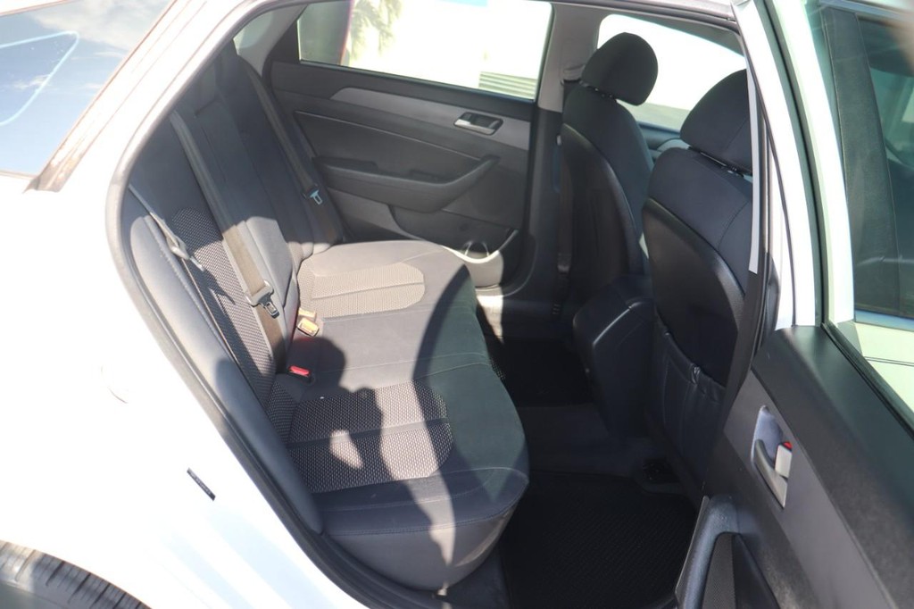 Hyundai Sonata Vehicle Full-screen Gallery Image 19