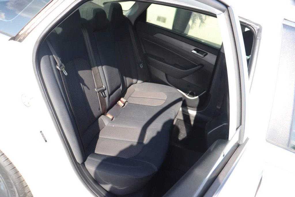 Hyundai Sonata Vehicle Full-screen Gallery Image 20