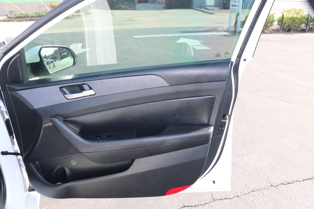 Hyundai Sonata Vehicle Full-screen Gallery Image 21