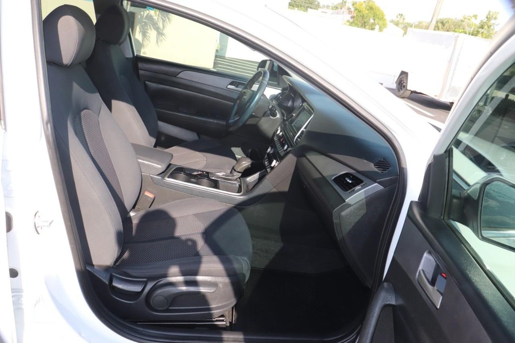Hyundai Sonata Vehicle Full-screen Gallery Image 22