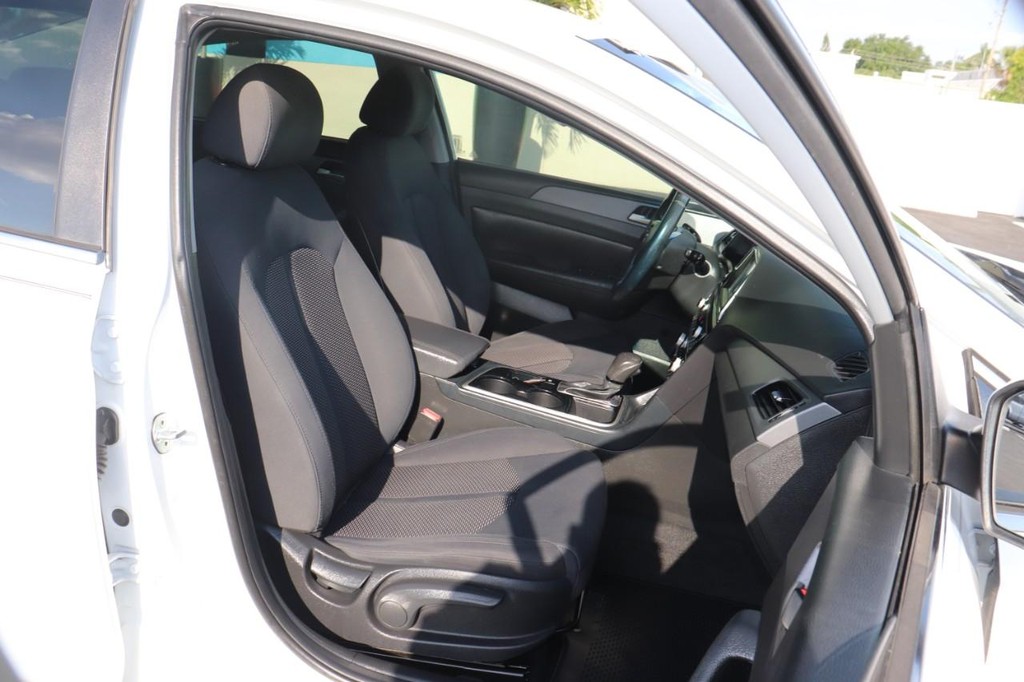Hyundai Sonata Vehicle Full-screen Gallery Image 23