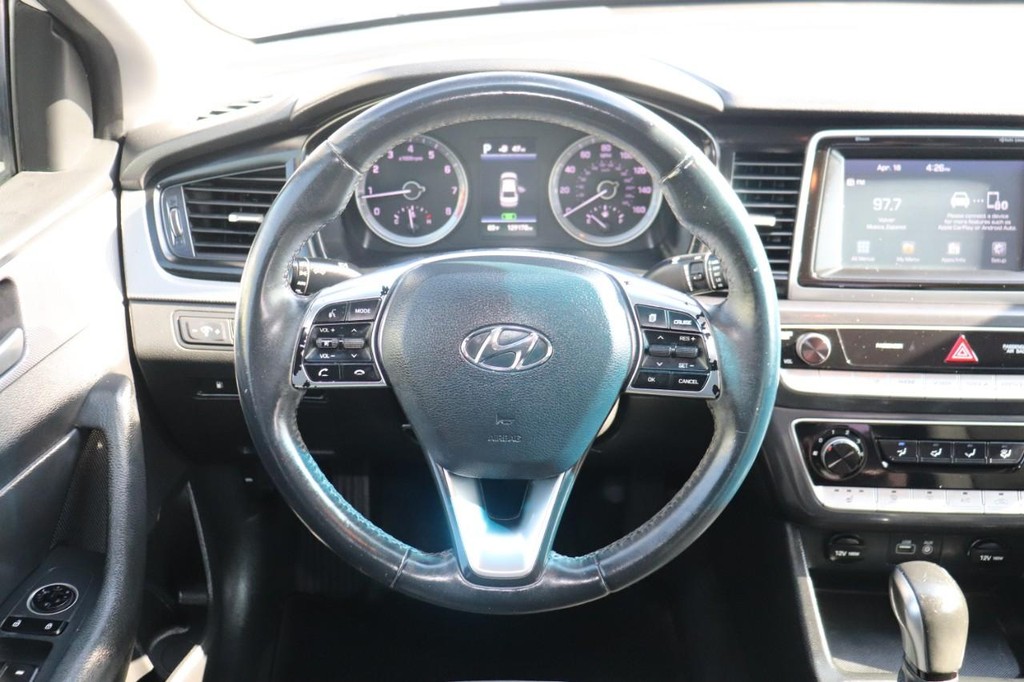 Hyundai Sonata Vehicle Full-screen Gallery Image 24