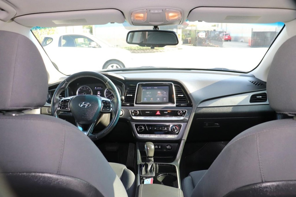Hyundai Sonata Vehicle Full-screen Gallery Image 25