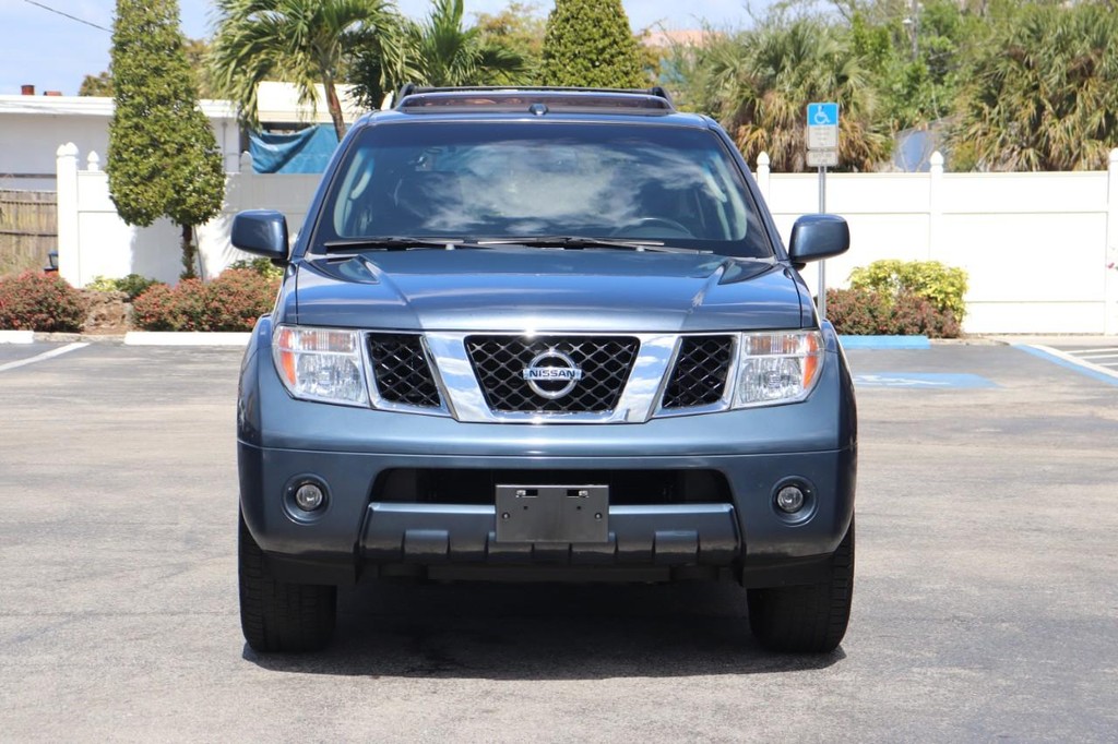 Nissan Pathfinder Vehicle Full-screen Gallery Image 02