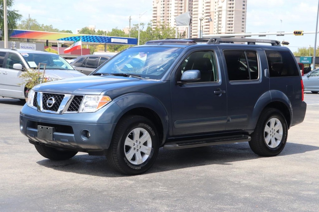 Nissan Pathfinder Vehicle Full-screen Gallery Image 03