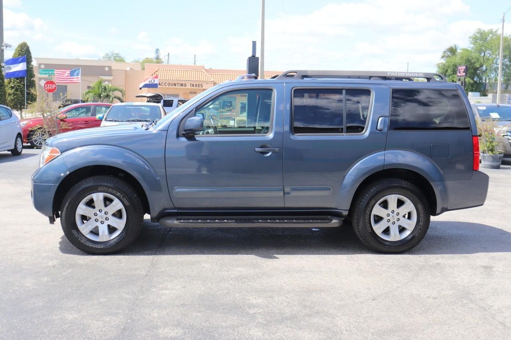 Nissan Pathfinder Vehicle Full-screen Gallery Image 04