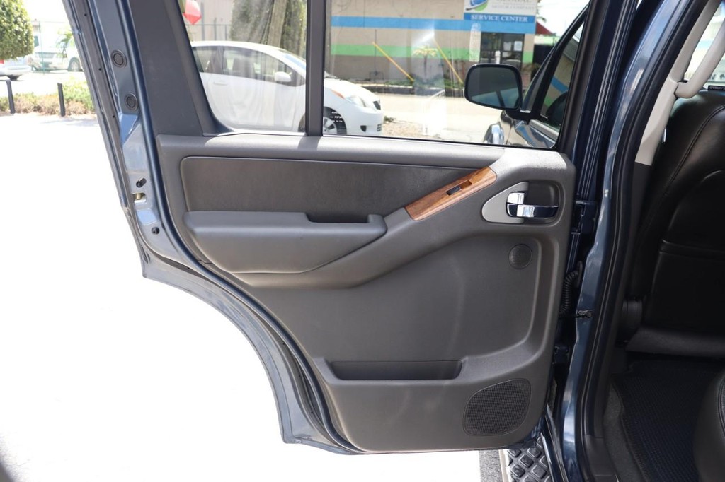 Nissan Pathfinder Vehicle Full-screen Gallery Image 14