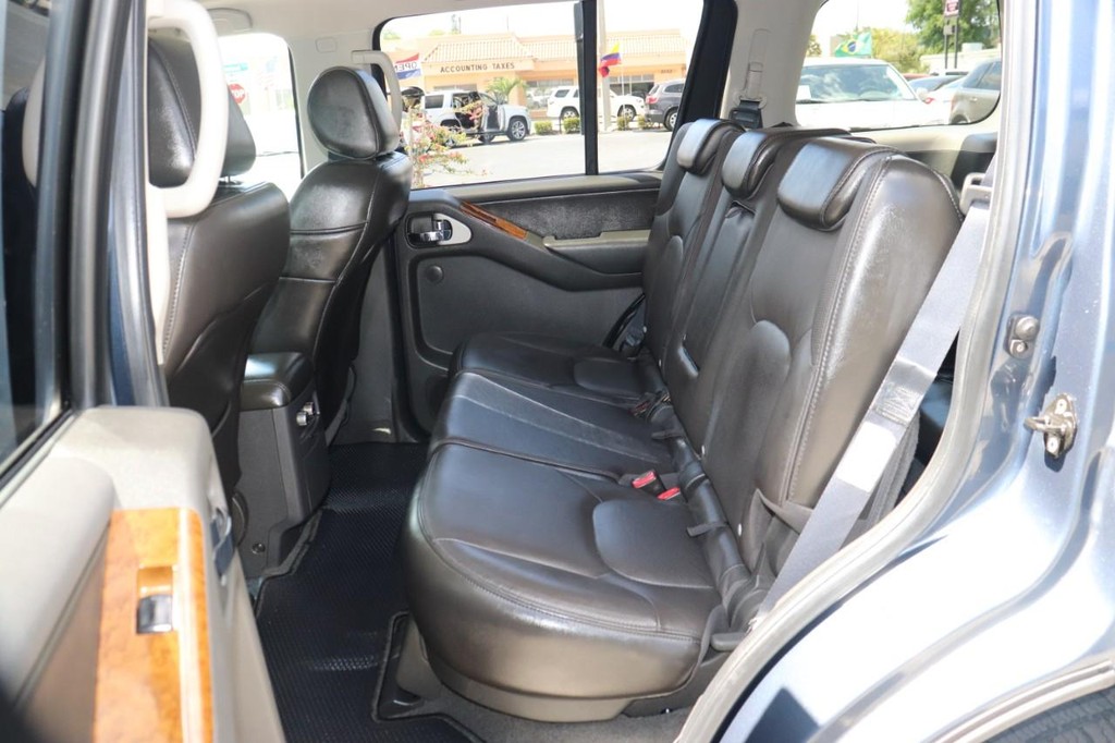 Nissan Pathfinder Vehicle Full-screen Gallery Image 15