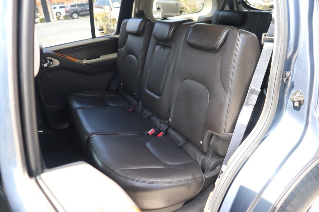 Nissan Pathfinder Vehicle Full-screen Gallery Image 16