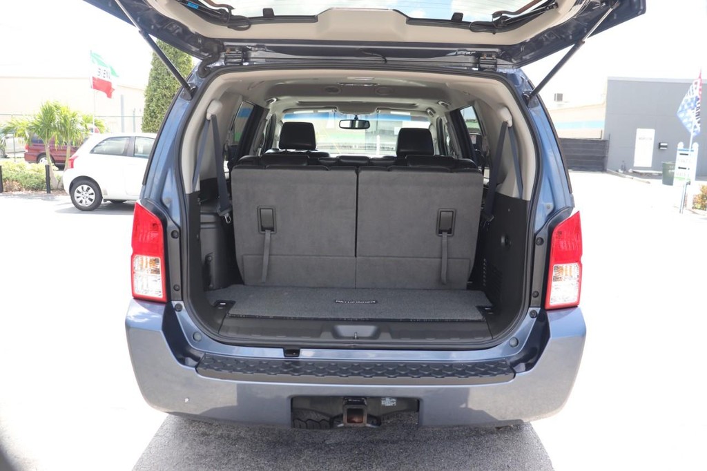 Nissan Pathfinder Vehicle Full-screen Gallery Image 17