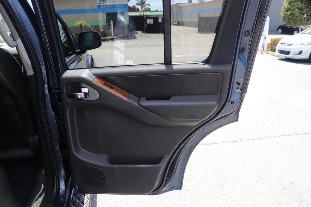 Nissan Pathfinder Vehicle Full-screen Gallery Image 18